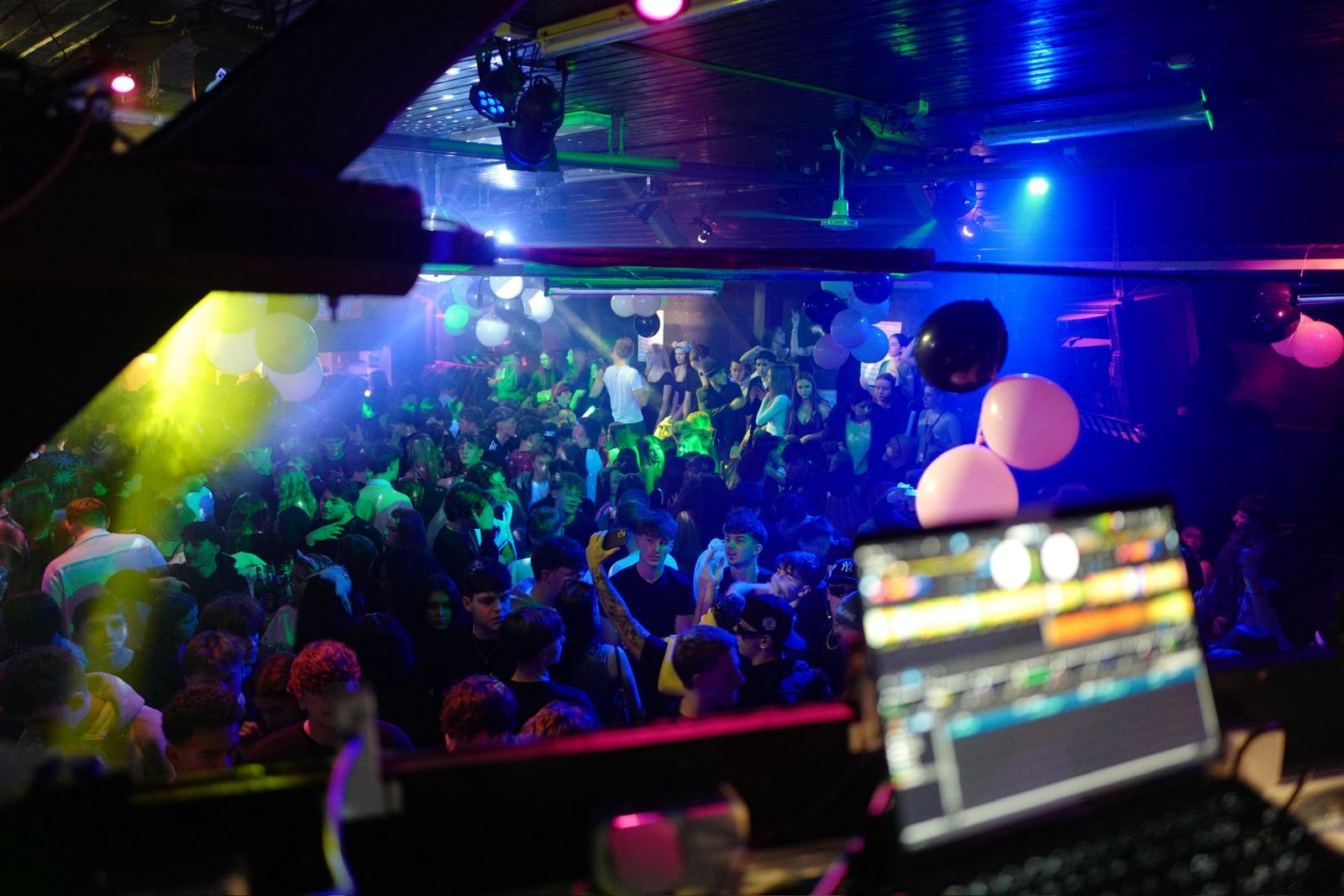 Volle Tanzfläche aus der DJ-Booth